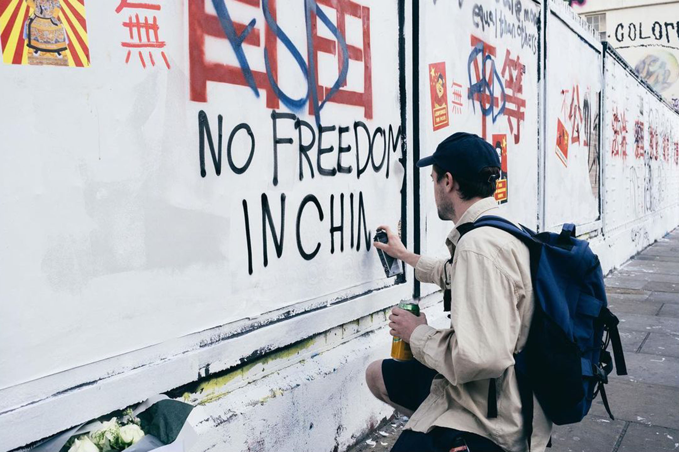 一名男子正在墙壁喷上字句