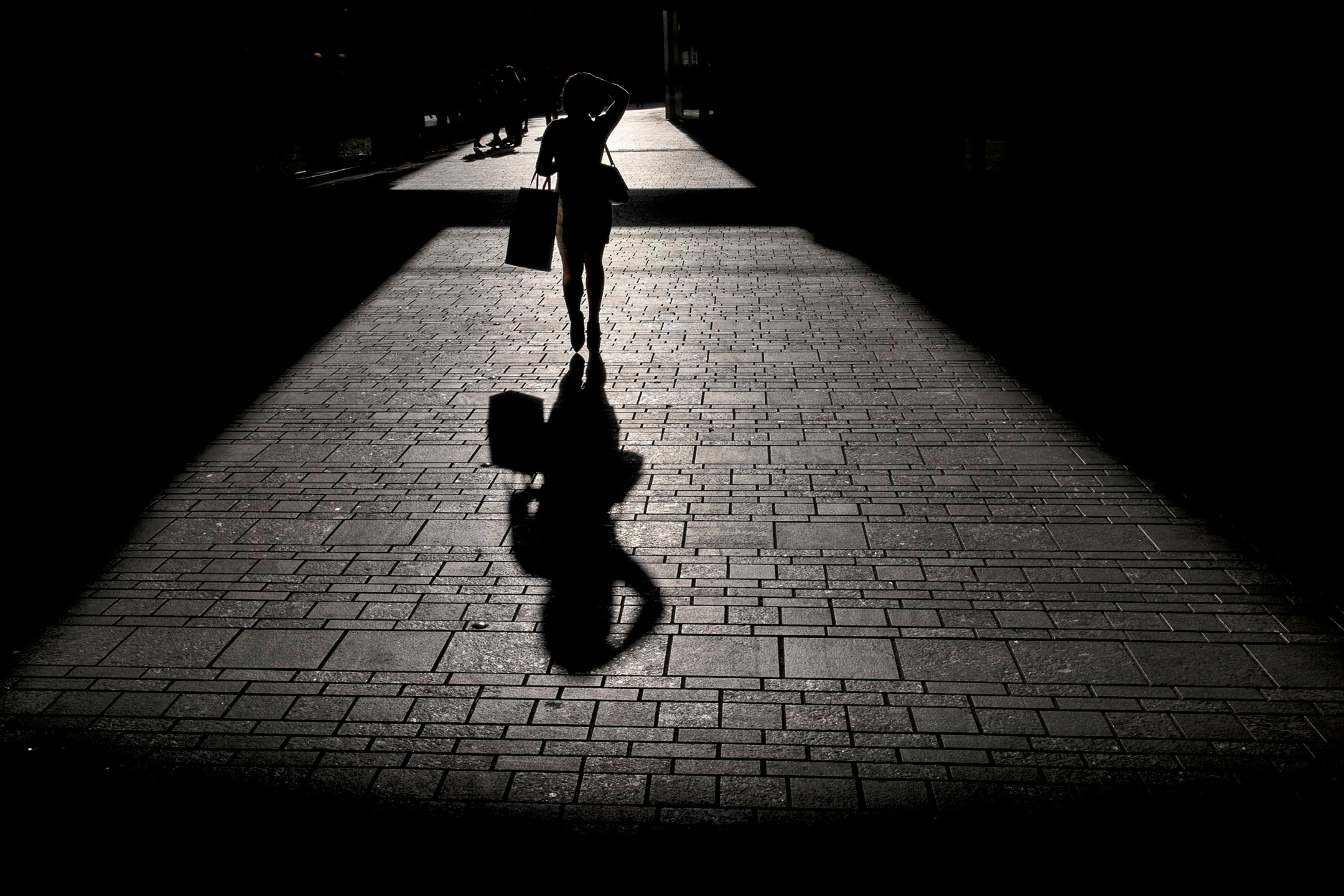 中国北京，一名女子在街道上