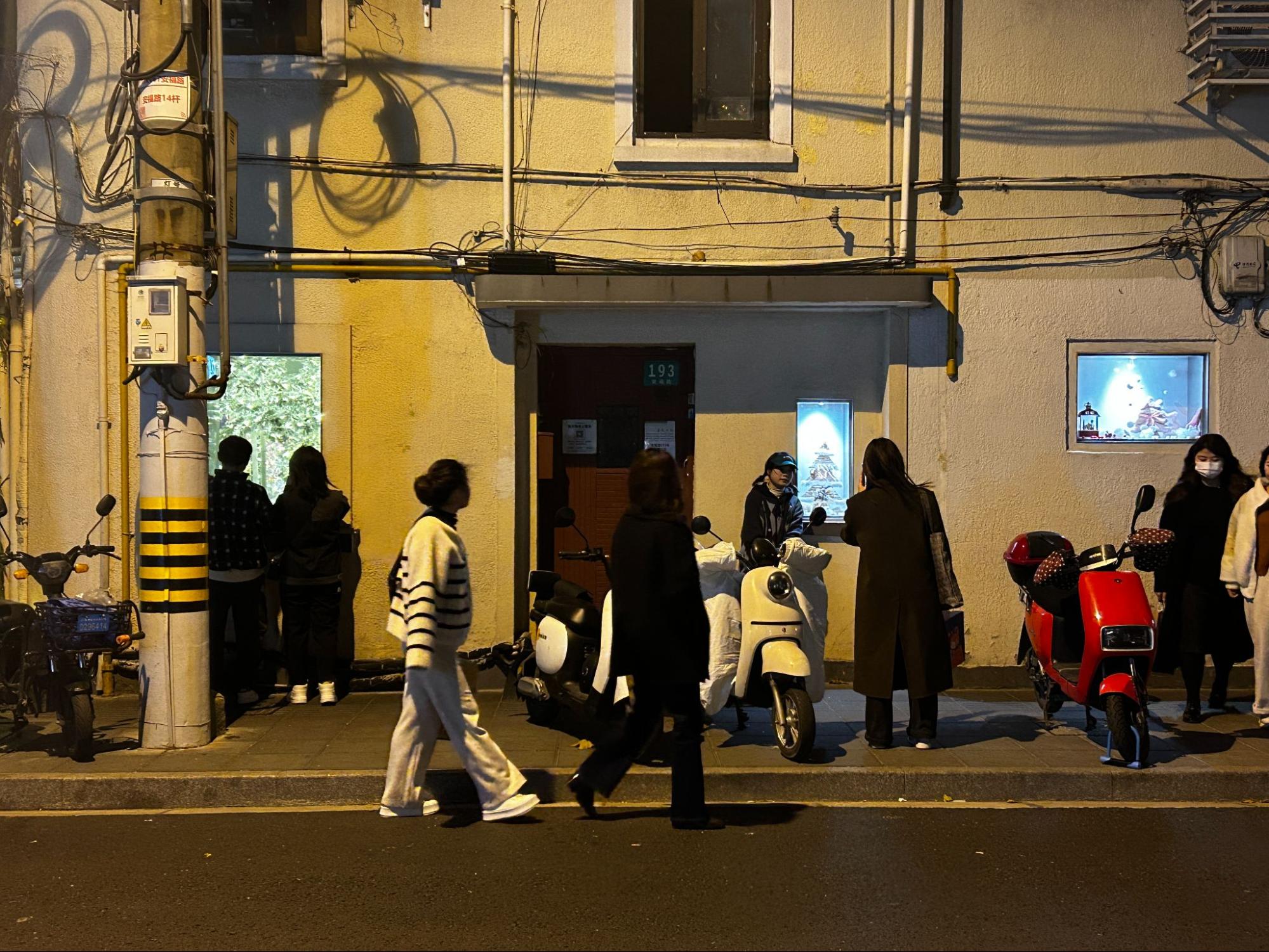 安福路上，人们在看飘窗里的圣诞树