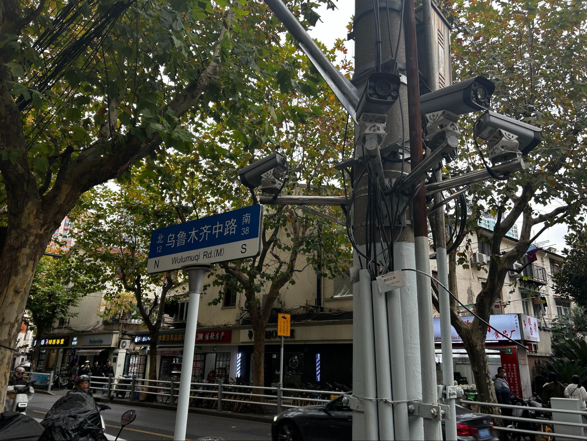乌中路旁的监控摄像头