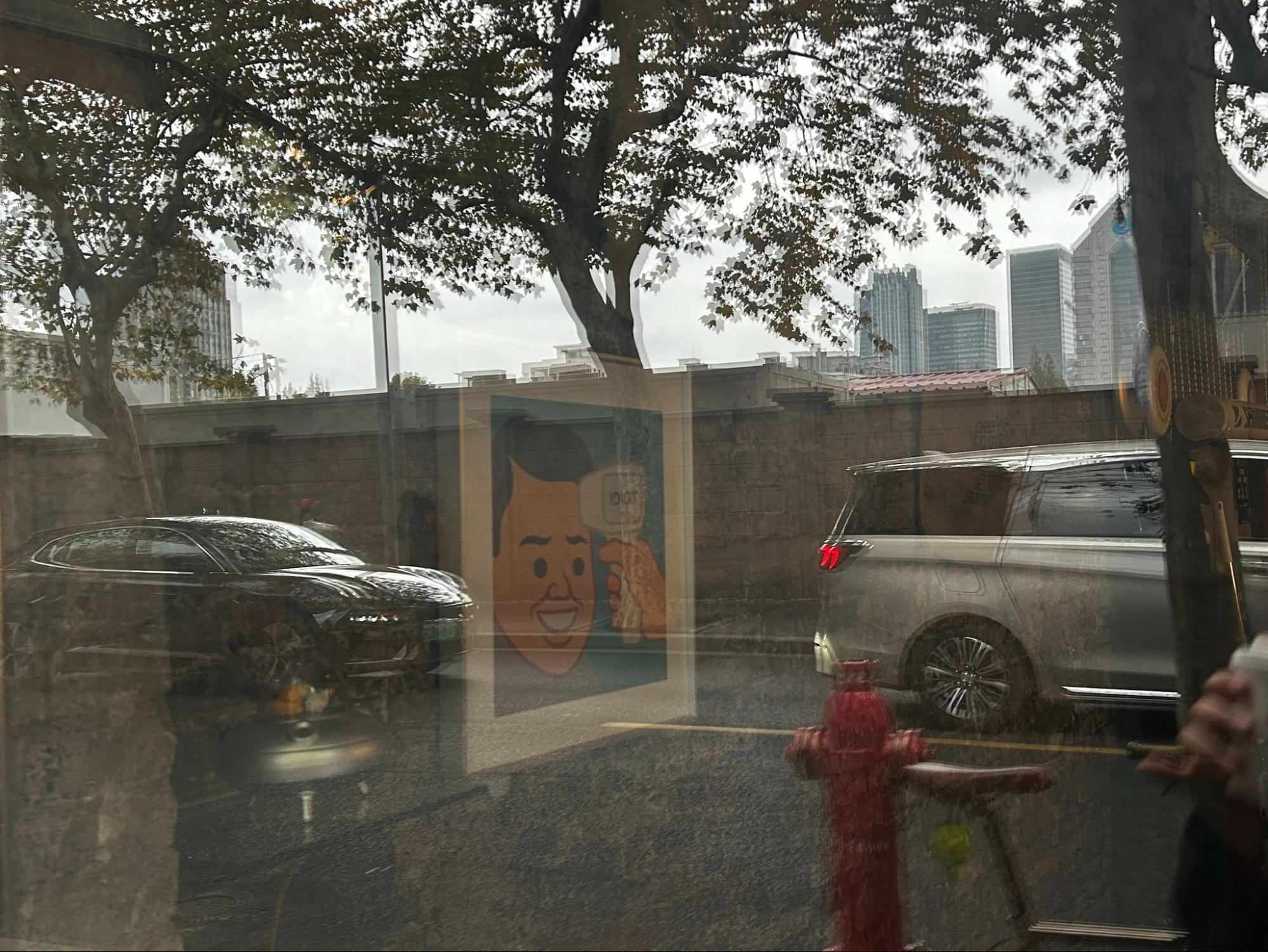 乌中路上一家商店内一瞥