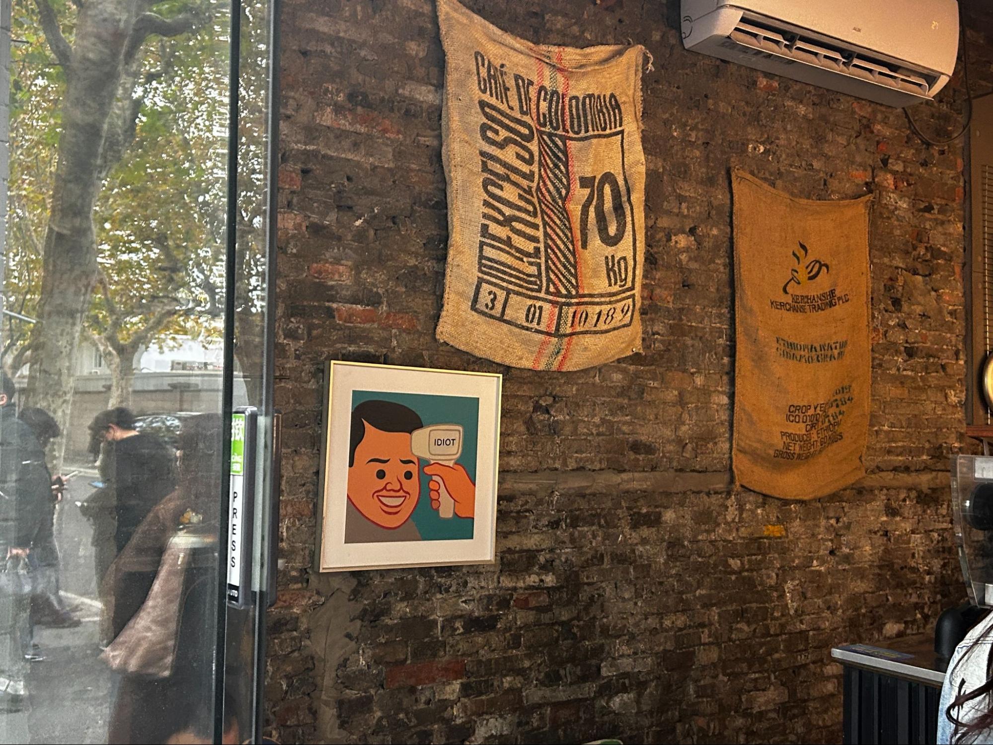 乌中路上一家商店内一瞥