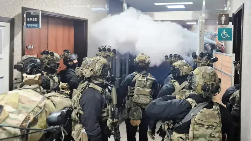 国会工作人员与军队士兵发生冲突