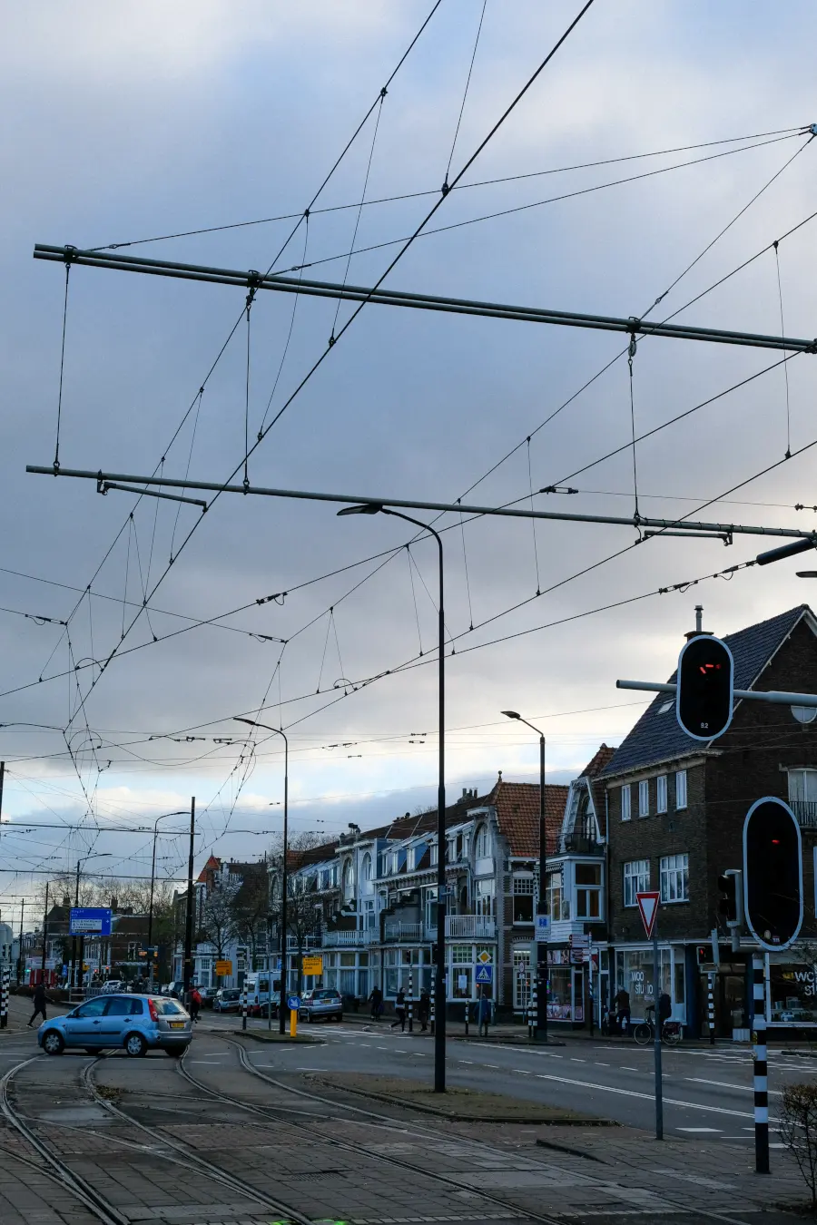 荷兰的地上交通电车轨道和交错的天线