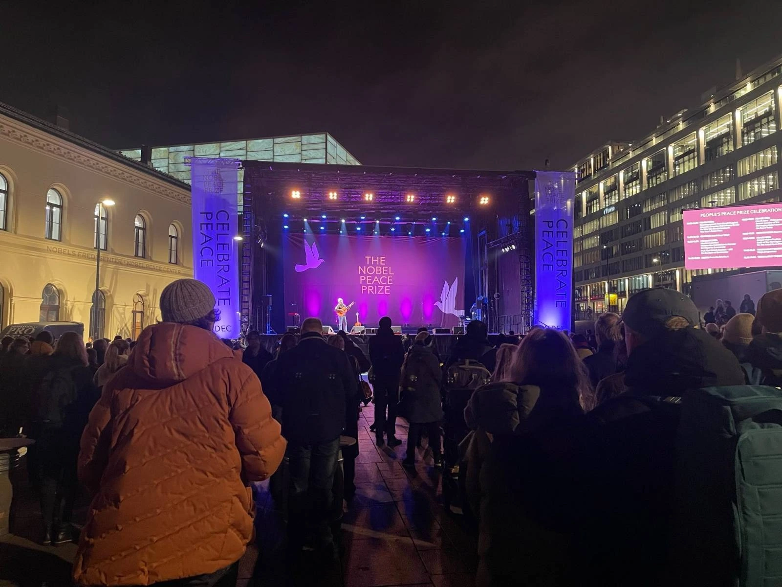 图:守候在诺贝尔和平中心外面的人们。来源:作者现场拍摄。 守候在诺贝尔和平中心外面的人们