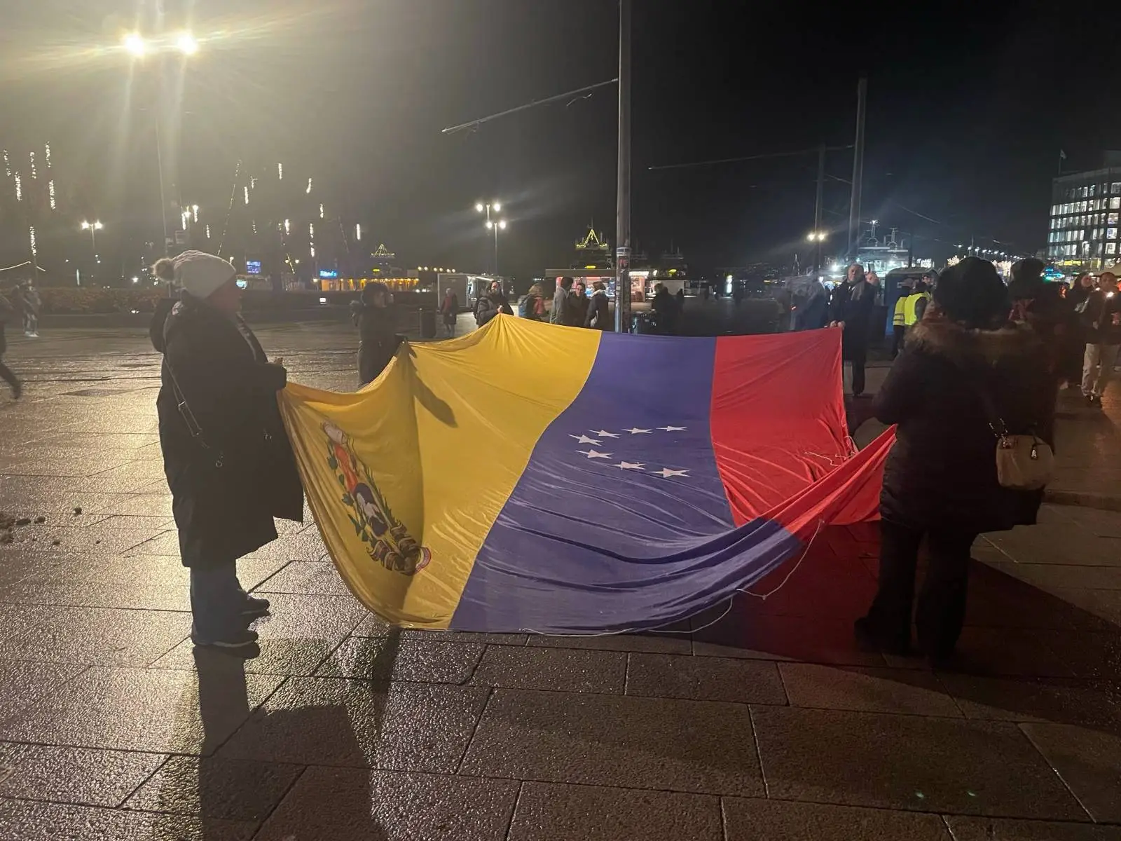 图:展开委内瑞拉国旗的人聚集。来源:作者现场拍摄。 展开委内瑞拉国旗的人聚集